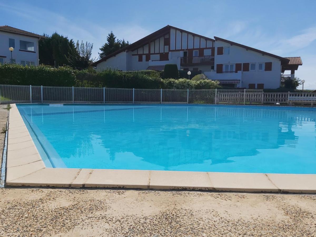 Apartment A Avec Piscine Et A Cote De La