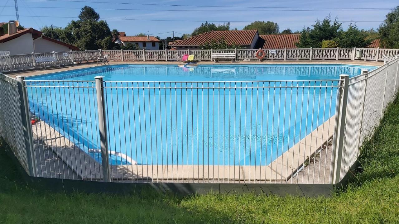 A Avec Piscine Et A Cote De La Hendaye